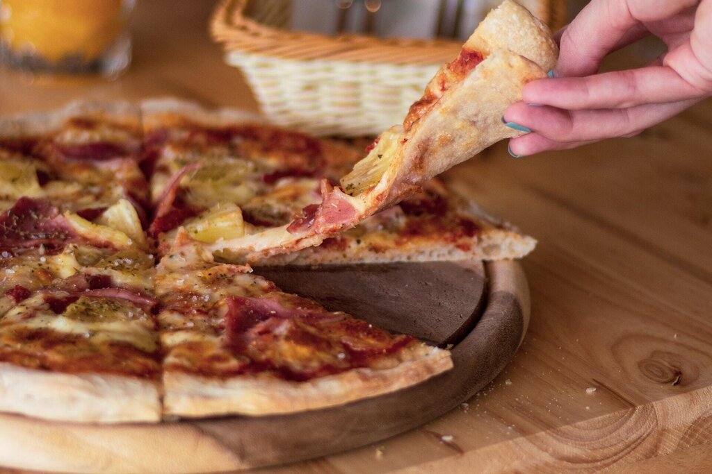 ham and pineapple pizza